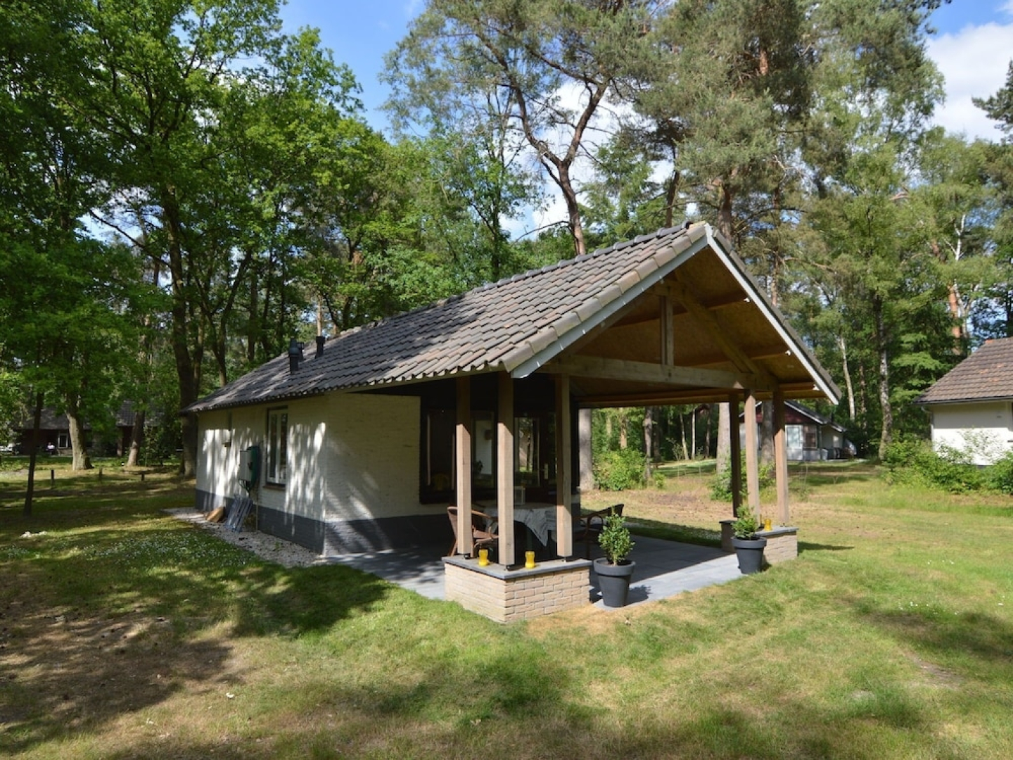 Detached Bungalow With Lovely Covered Terrace
