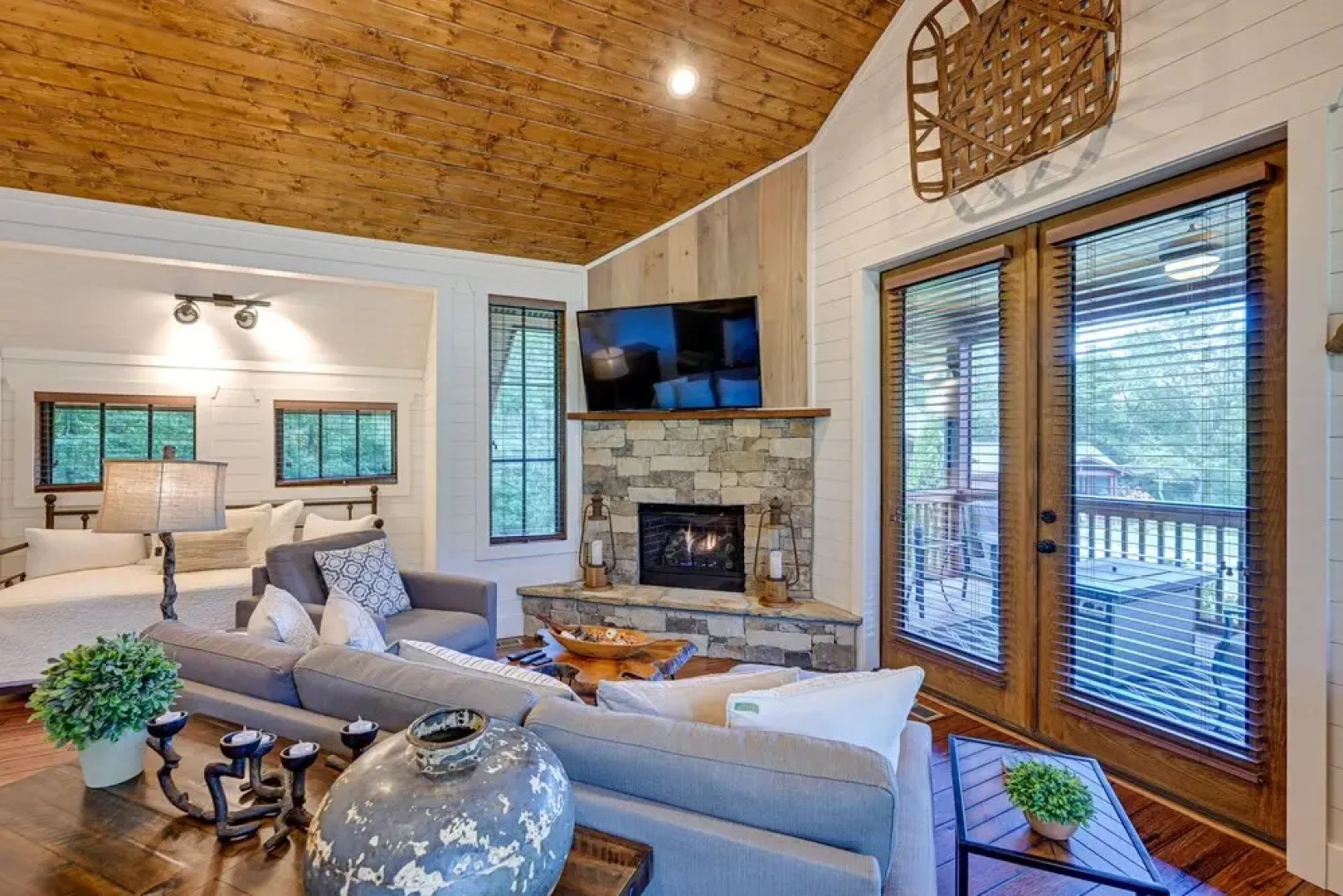 Modern-rustic Glenville Cabin: Golf, Hike + Unwind