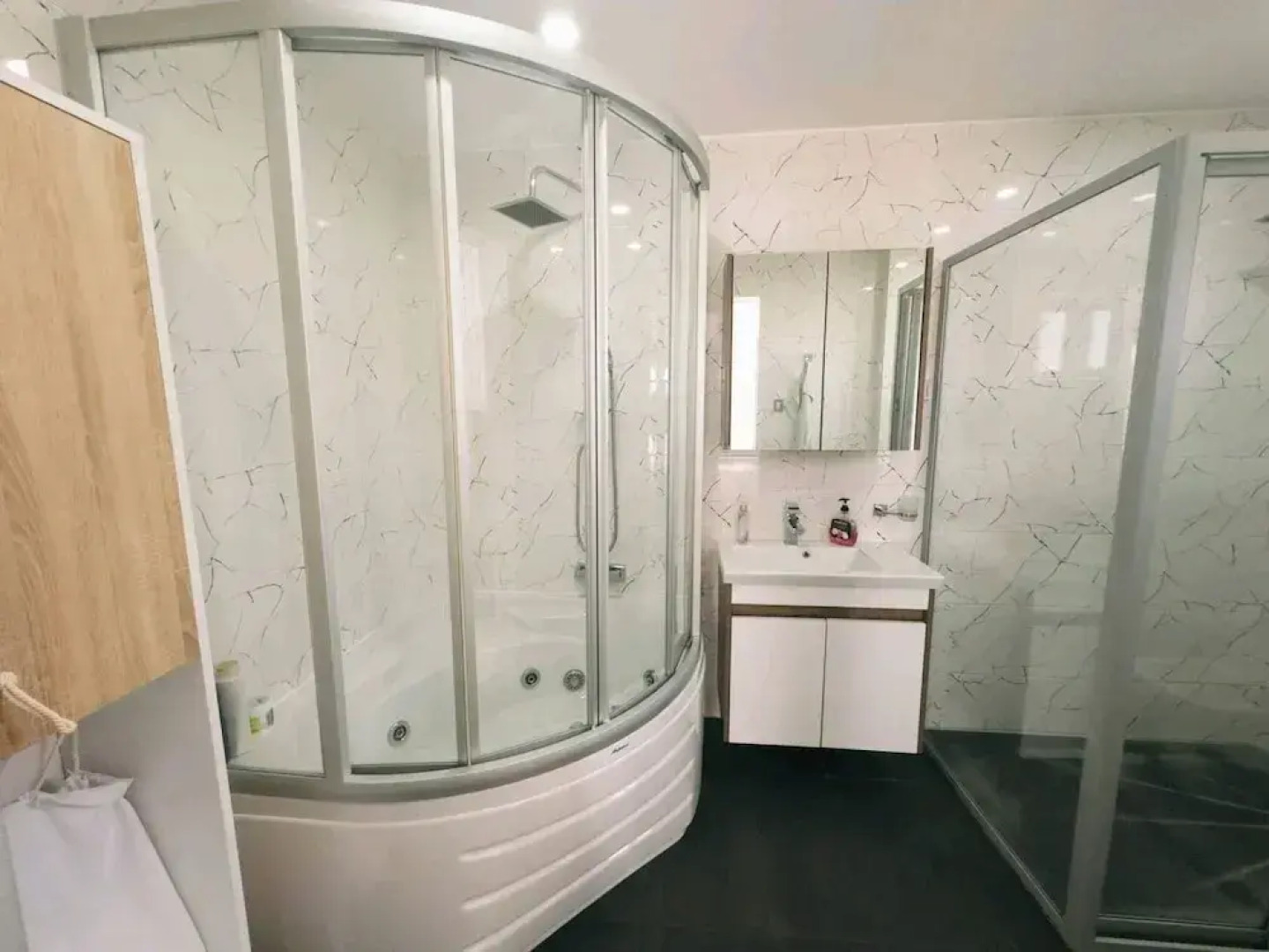 Villa for 9 Guests, Pool, Parking, Walk to Beach