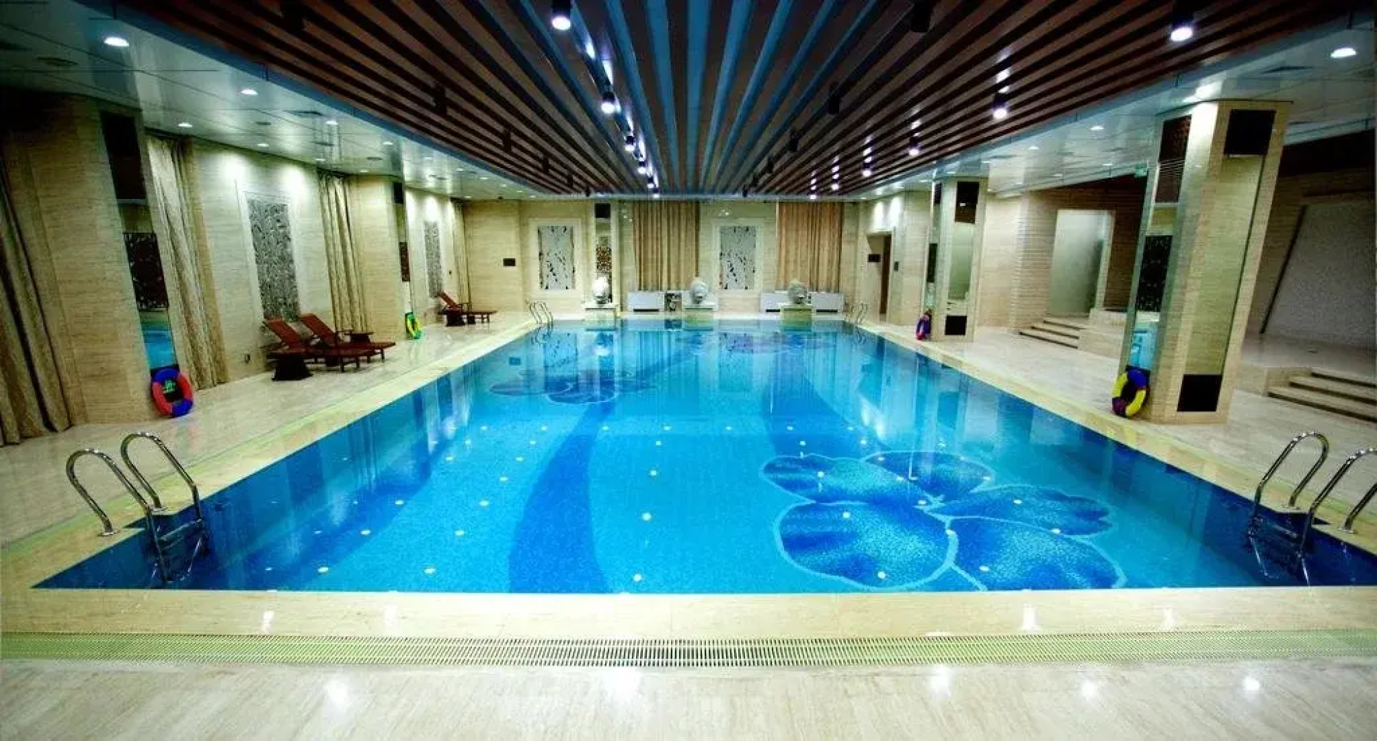 Grand Metropark Hotel Violet Swan