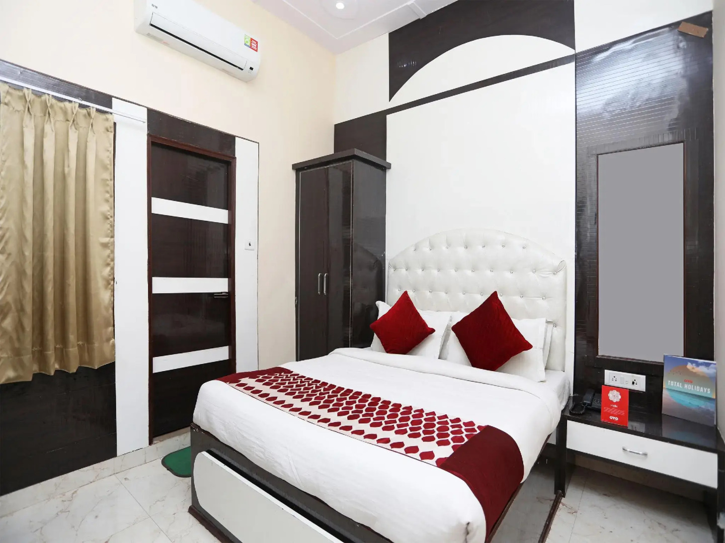 OYO 14949 Hotel Shashi Residency