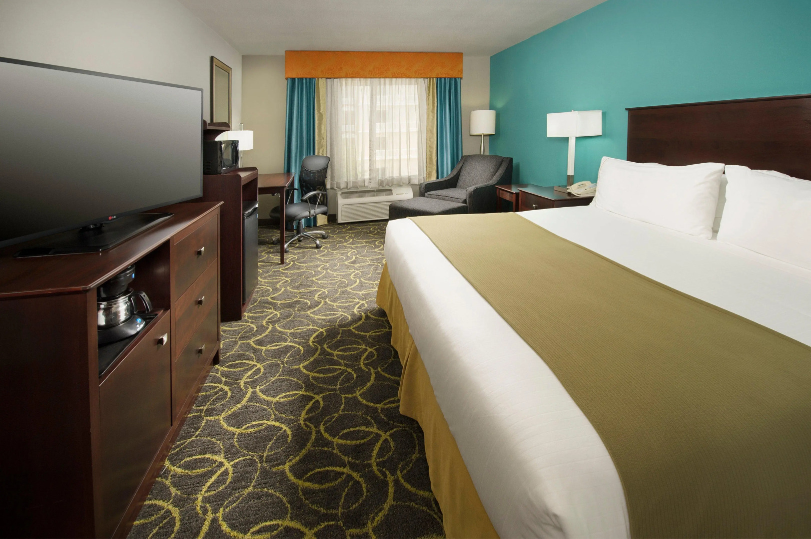 Holiday Inn Express & Suites DFW - Grapevine by IHG