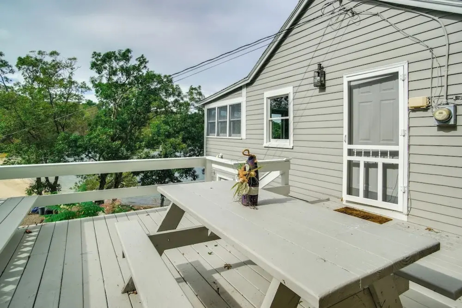 Waterfront Cape Cod Cottage on Peter's Pond