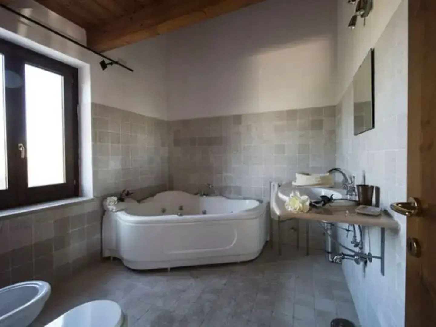 Serene Apartment in Ascoli Piceno with Hot Tub