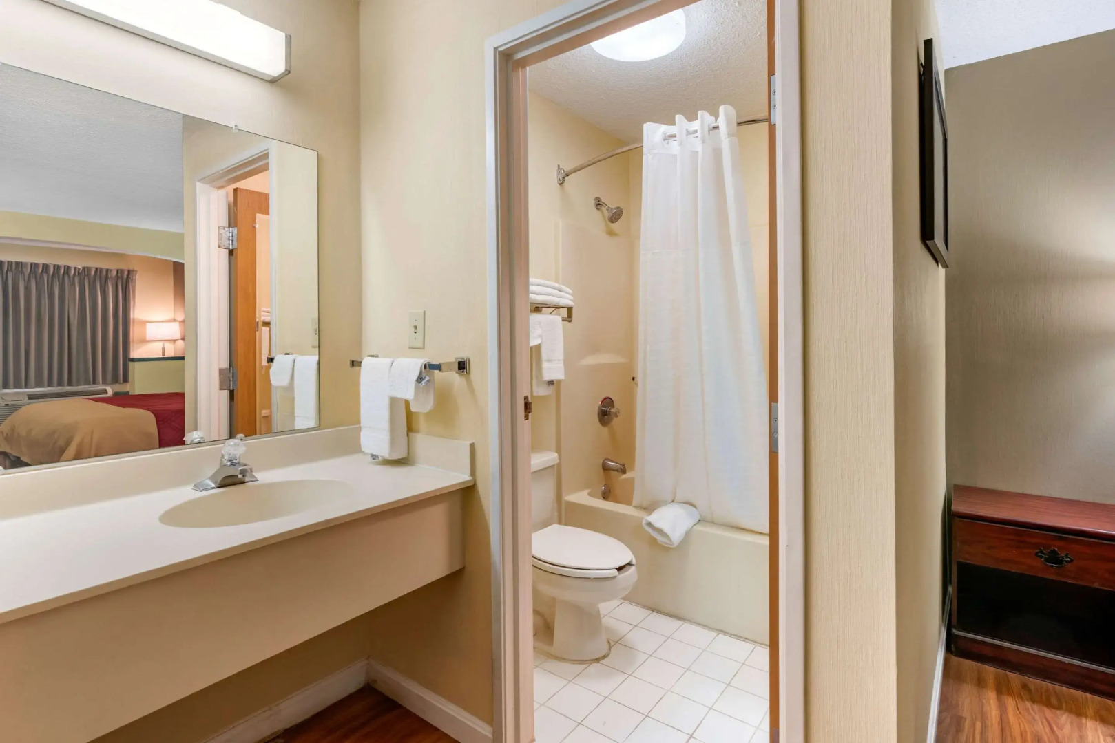 Econo Lodge Inn & Suites Southeast