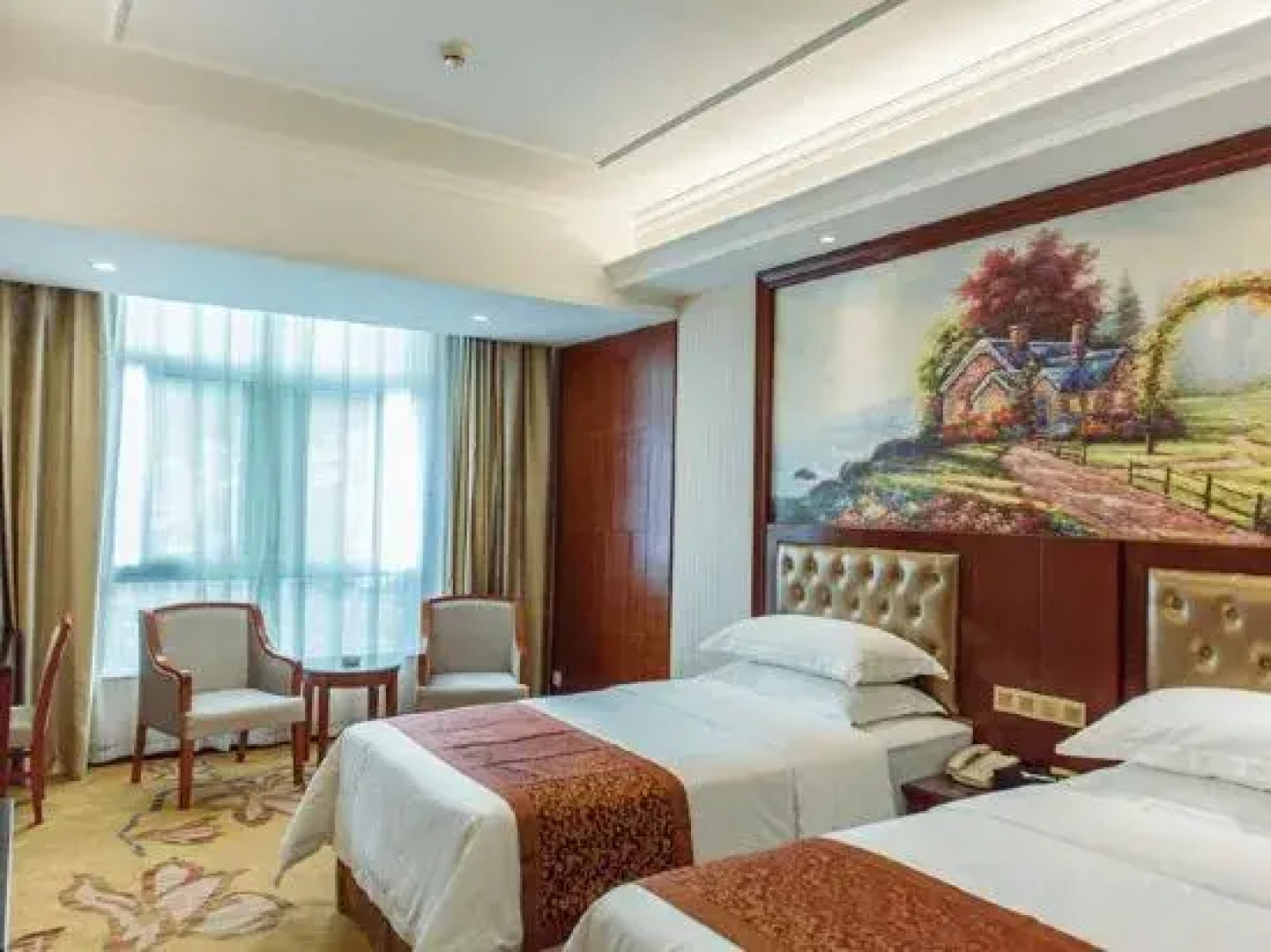 Vienna Hotel (Jishou Railway Station)