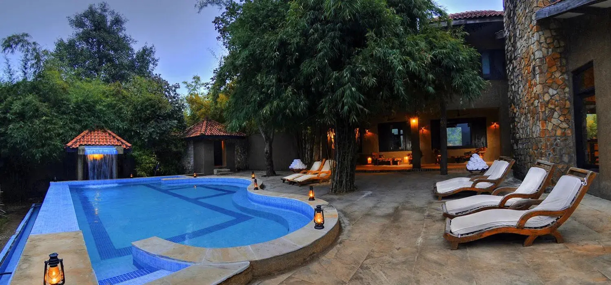Pugdundee Safaris - Kanha Earth Lodge
