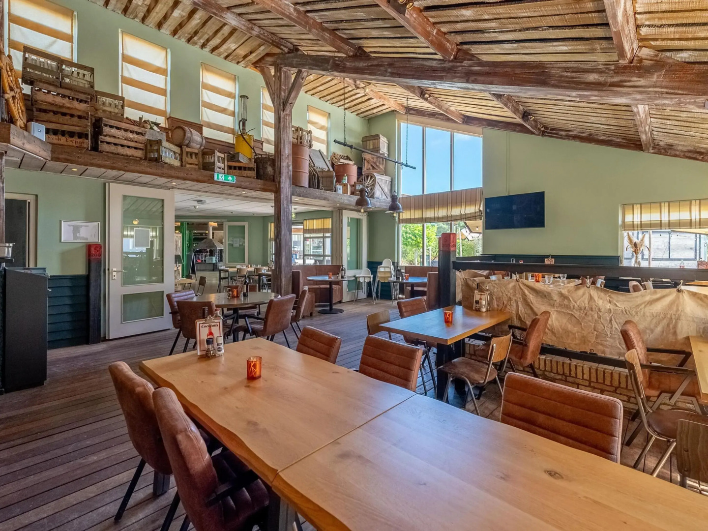 Thatched Holiday Home With two Bathrooms Near the Sea