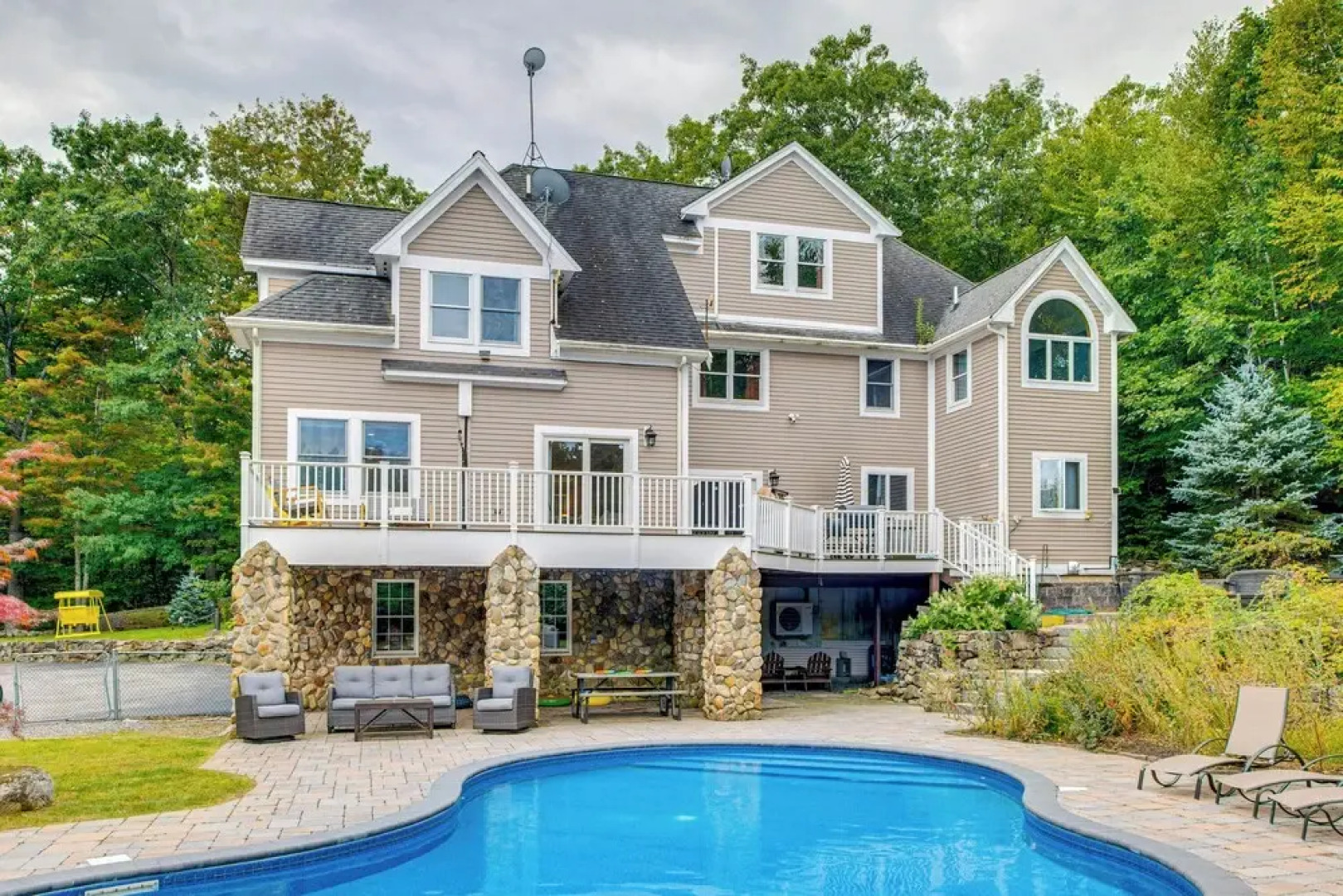 Deck For Entertaining: Belmont Group Getaway