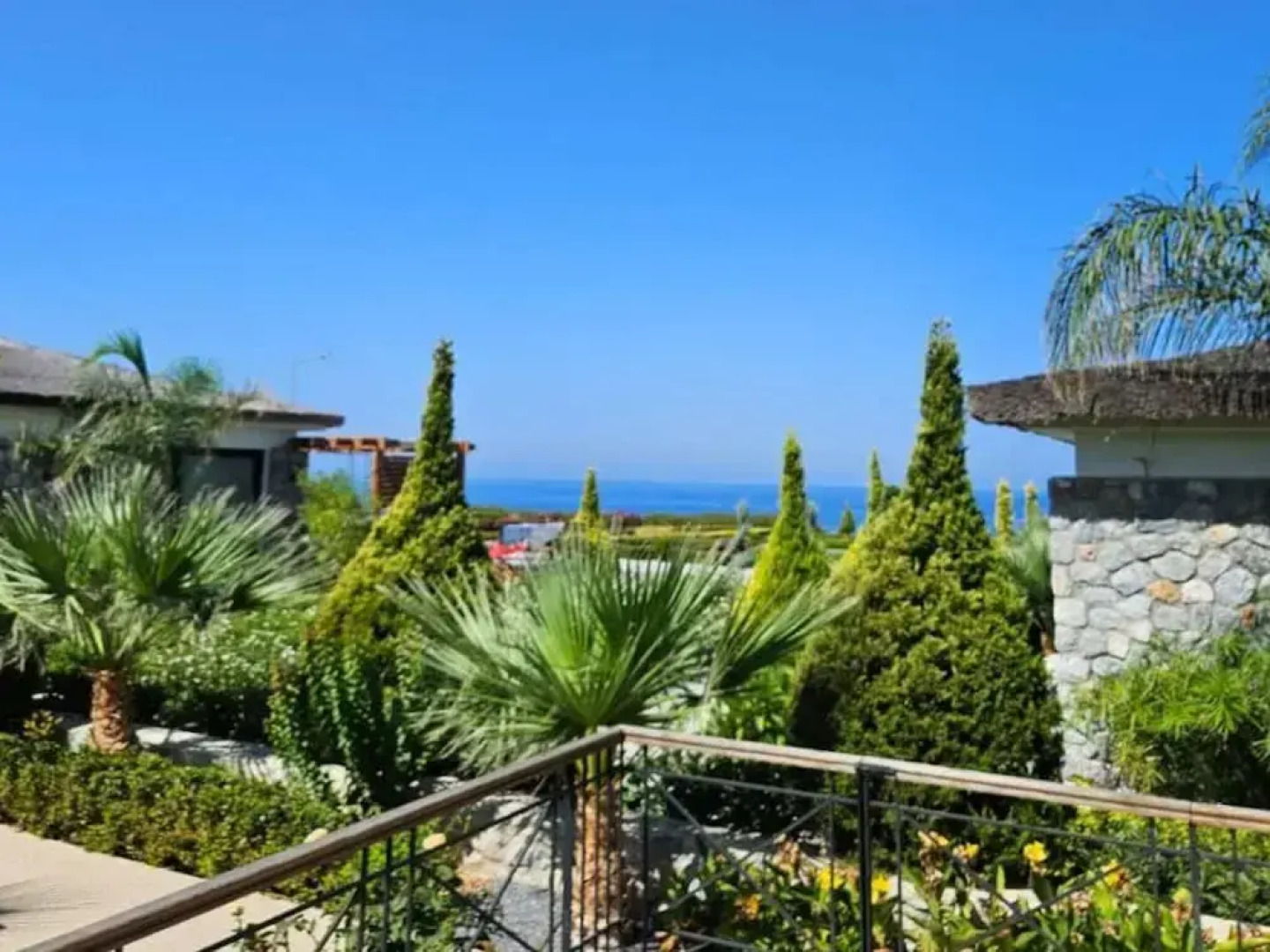 Serene Three-bedroom Retreat in Unforgettable Setting