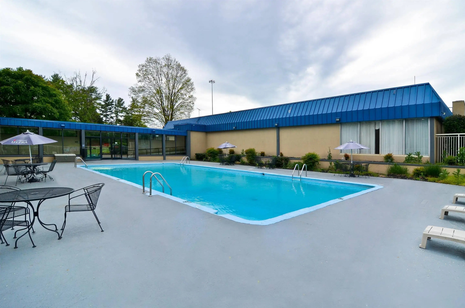 Days Inn & Suites by Wyndham Johnson City