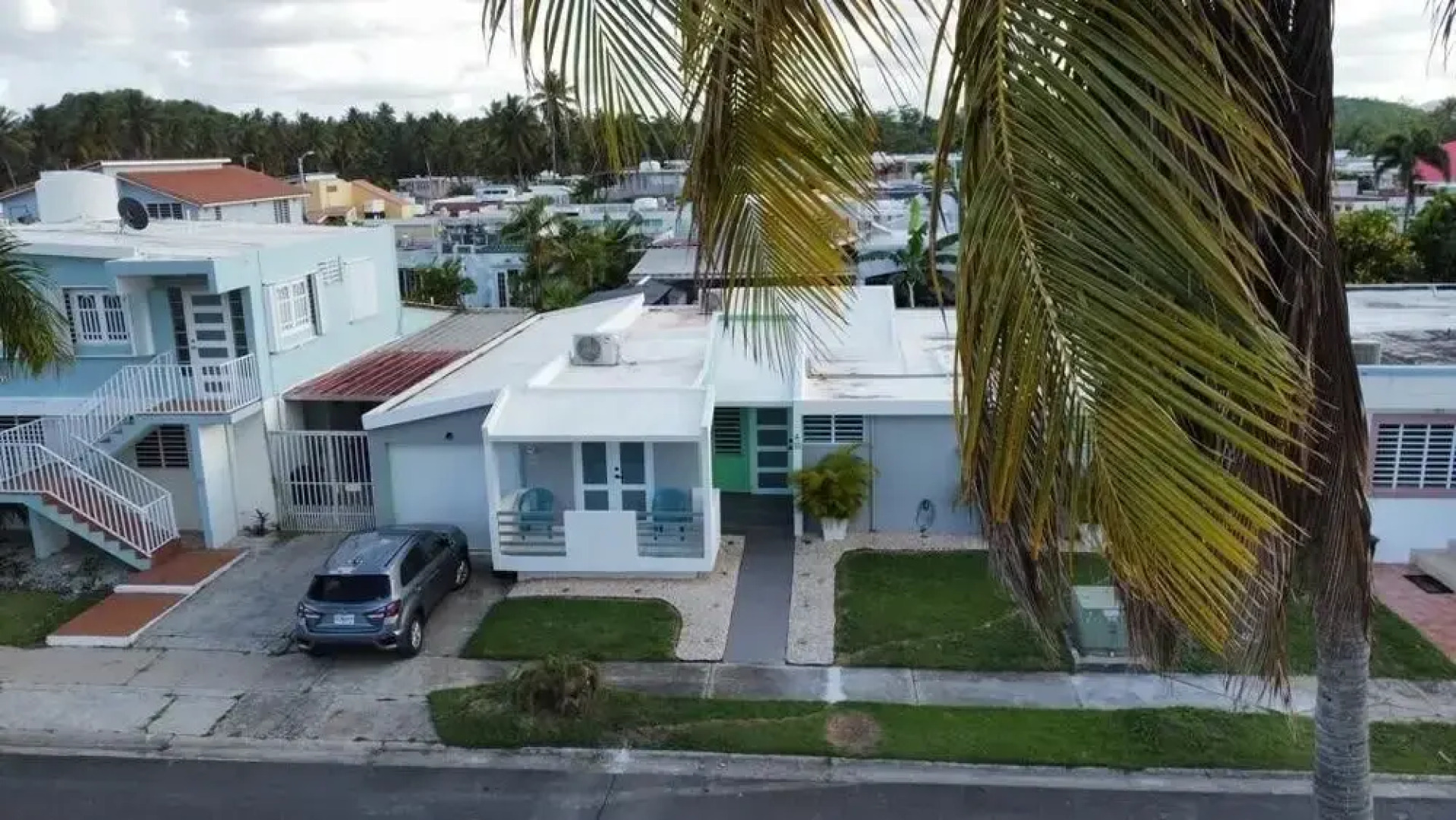 Walk to Beach or Swim in the Pool, 4 Bedrooms 4 Home by Redawning