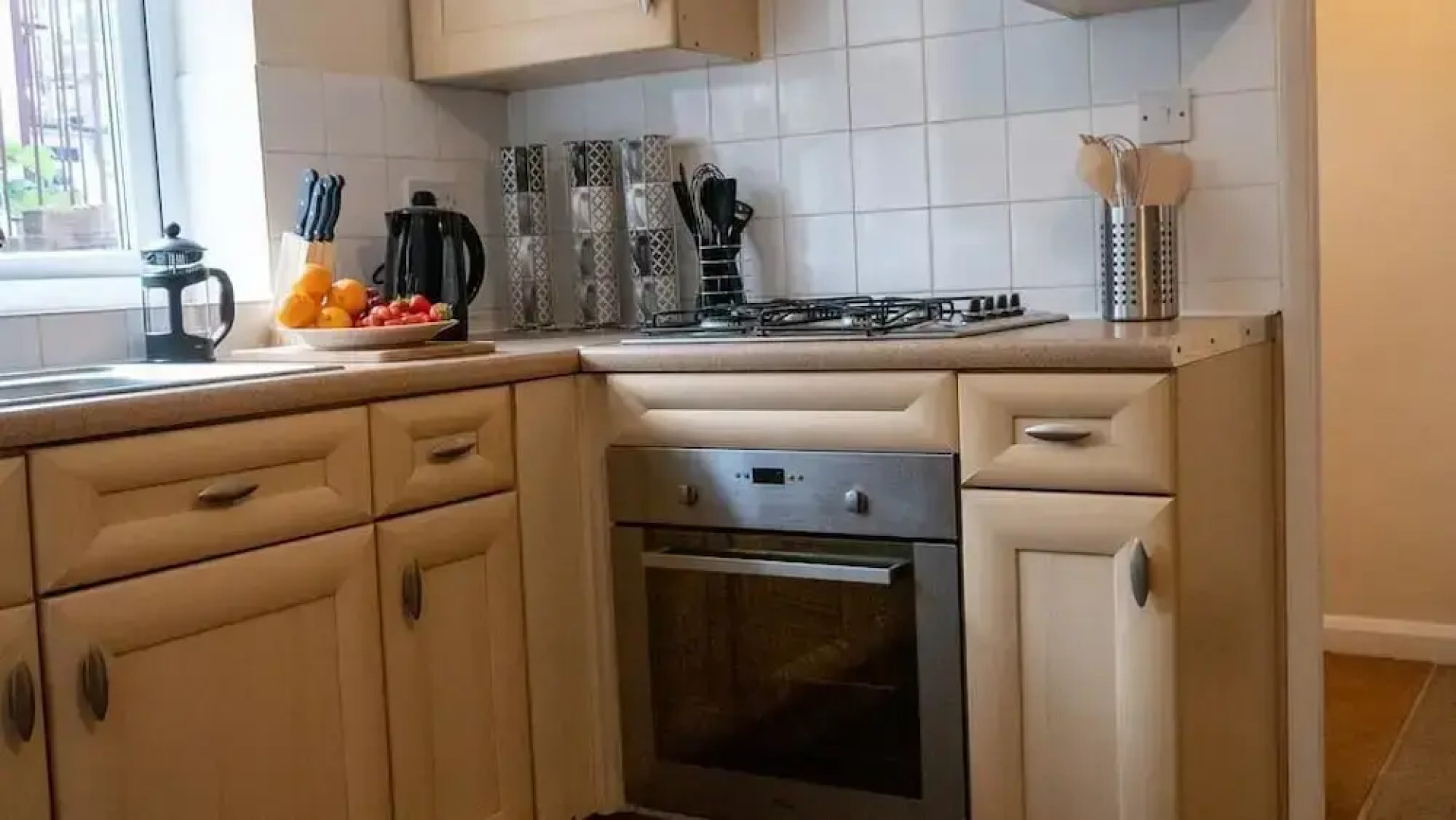 5 Bedroom Guesthouse in Quiet Cul-de-sac location.