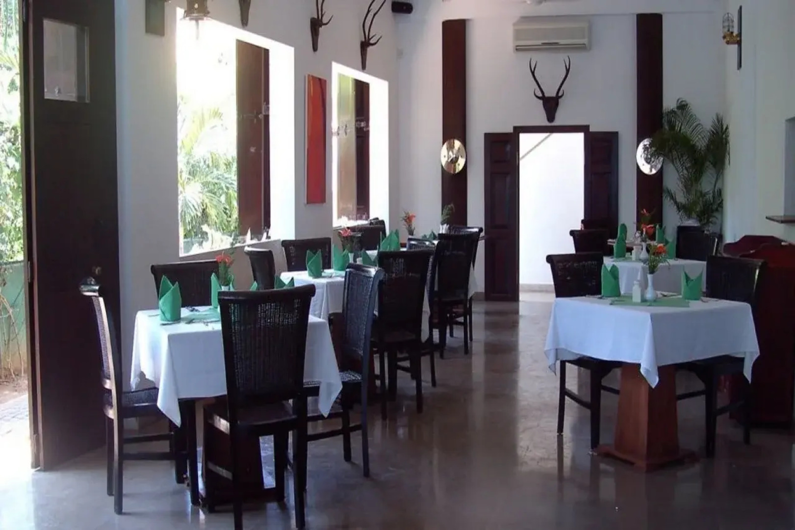 St. Lachlan Hotel & Suites