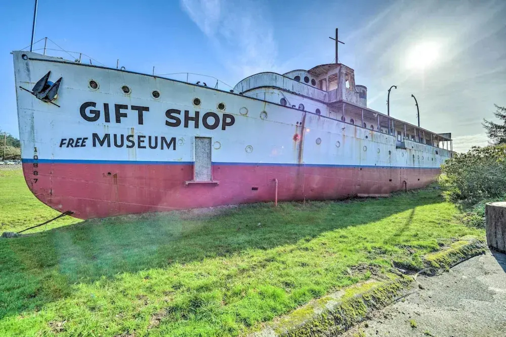Smith River Vintage Cabin: Oceanfront Deck + Views
