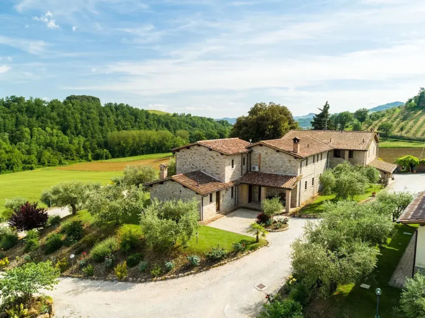 Farmhouse in Perugia with Hot Tub, Swimming Pool, Garden, BBQ