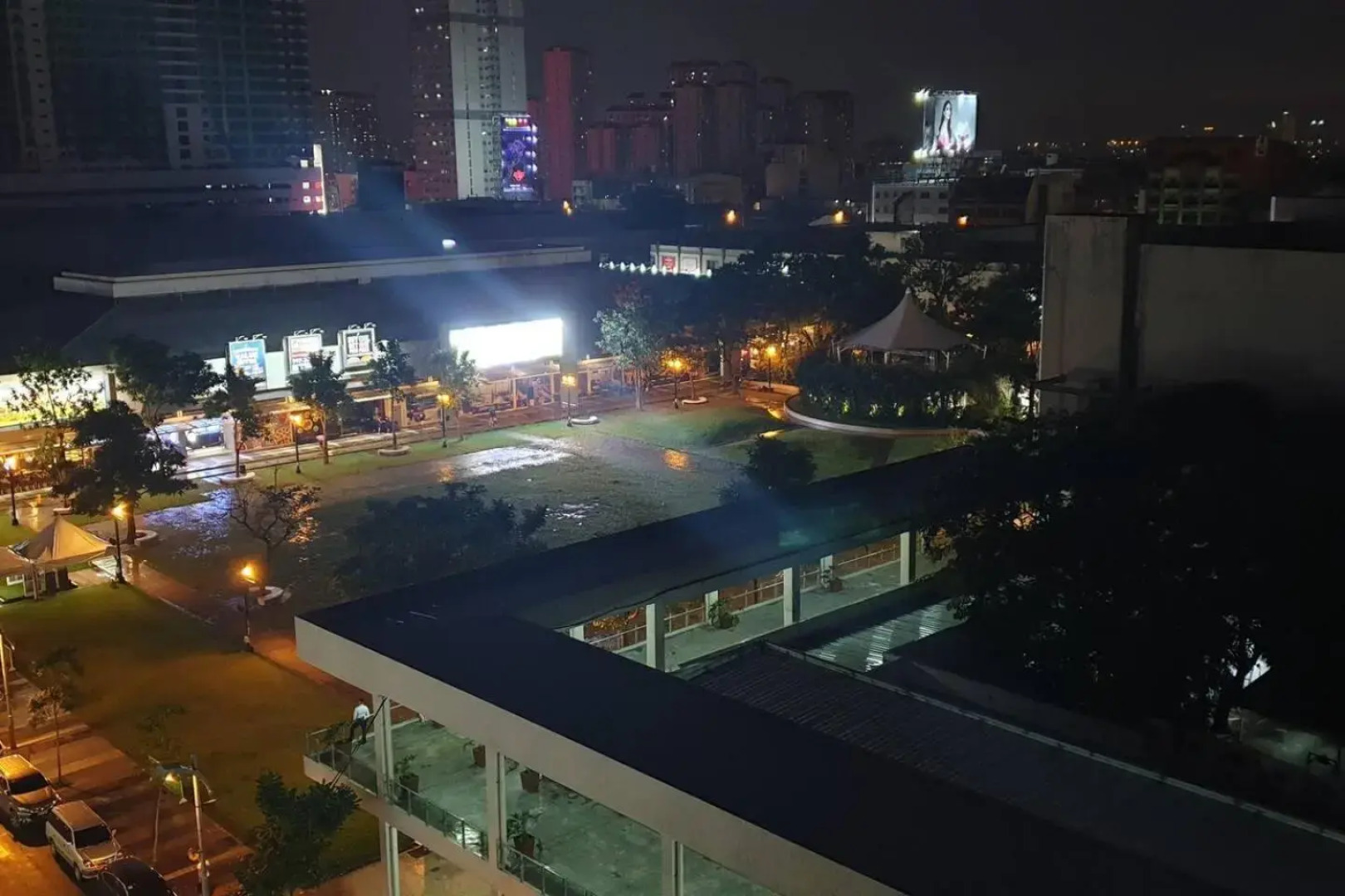 MANDALUYONG 2 Br w 2 Queen, 50HDtv across Shangrila Mall