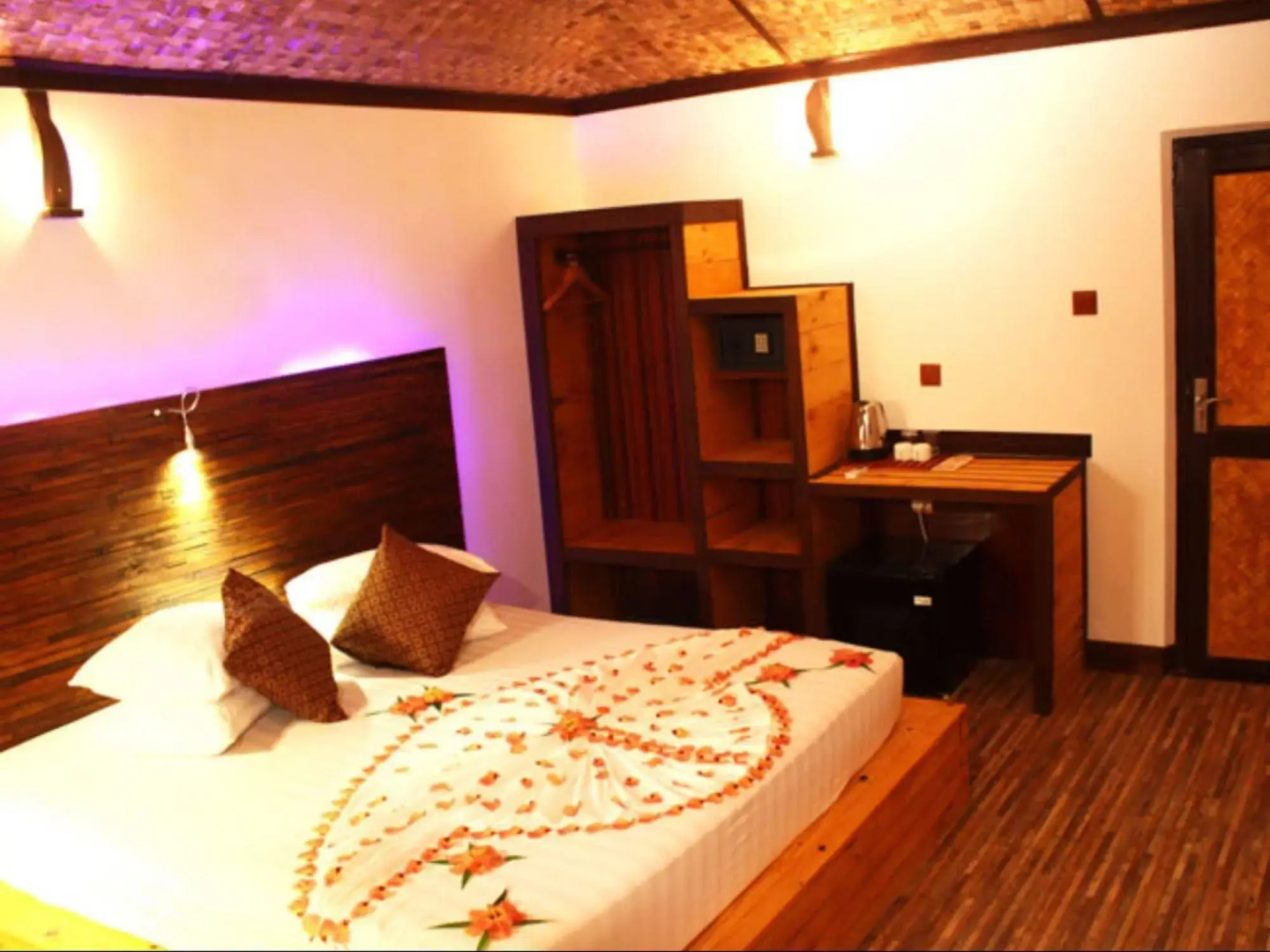 Yonder Retreat Folhudhoo