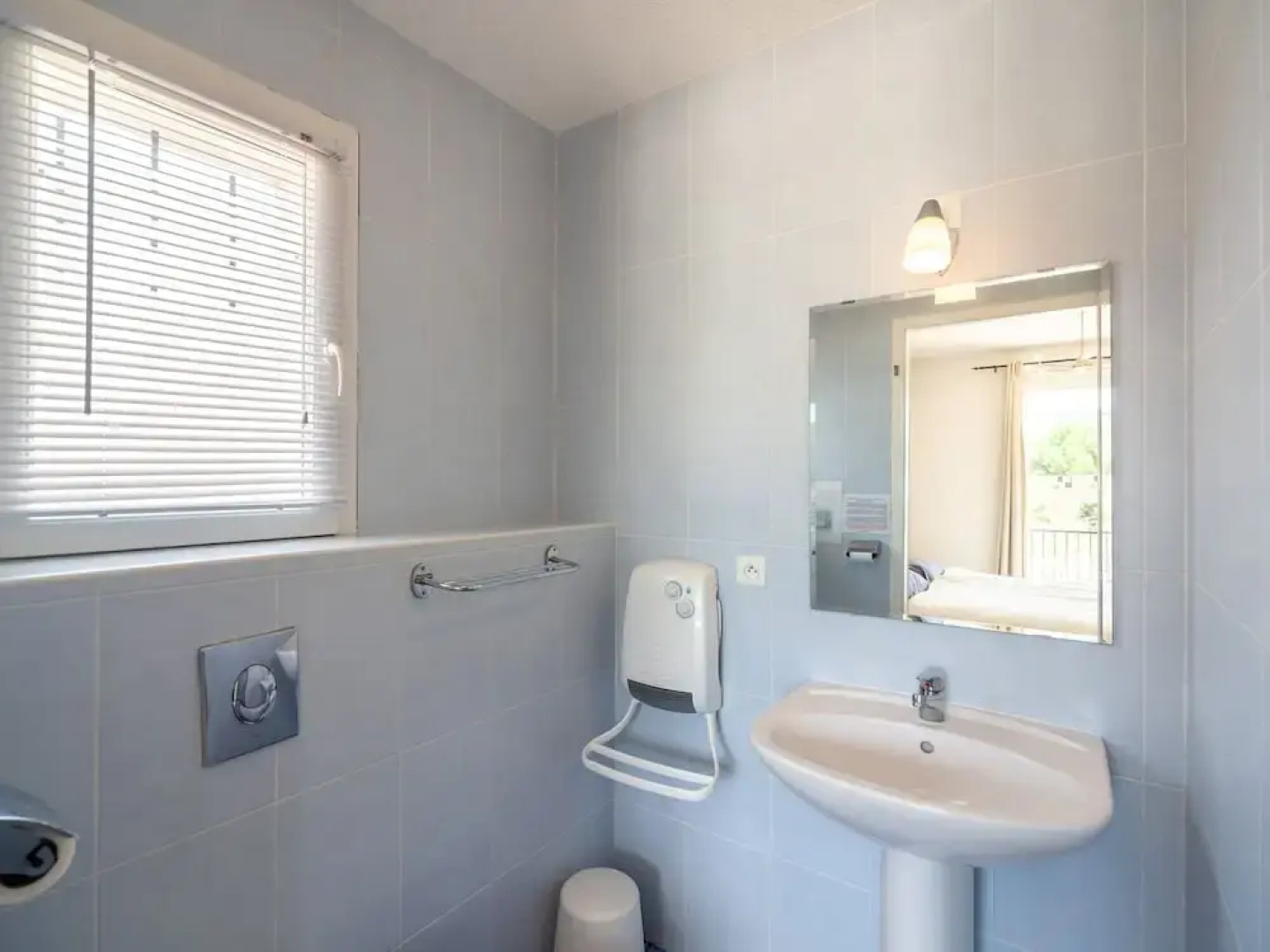 Holiday Villa With Aircon, Jacuzzi, Private Swimming Pool, Playground and More