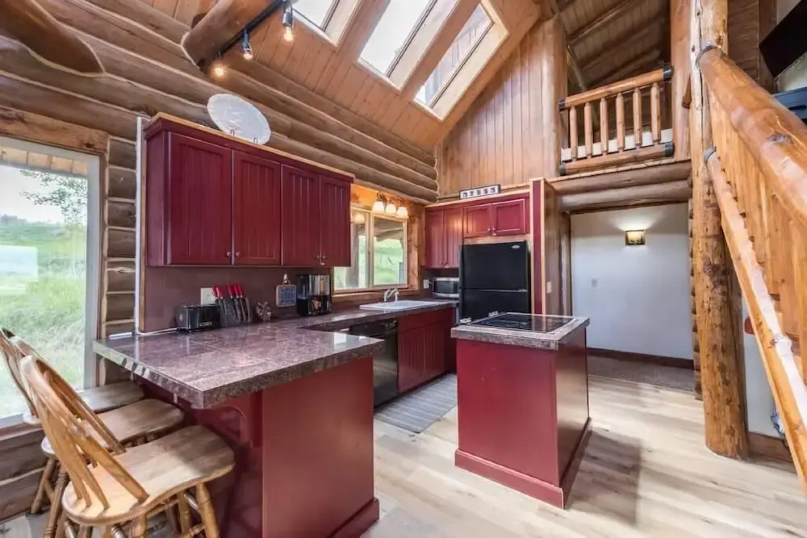 The Two Moose Inn - Luxury Log Cabin for Families!