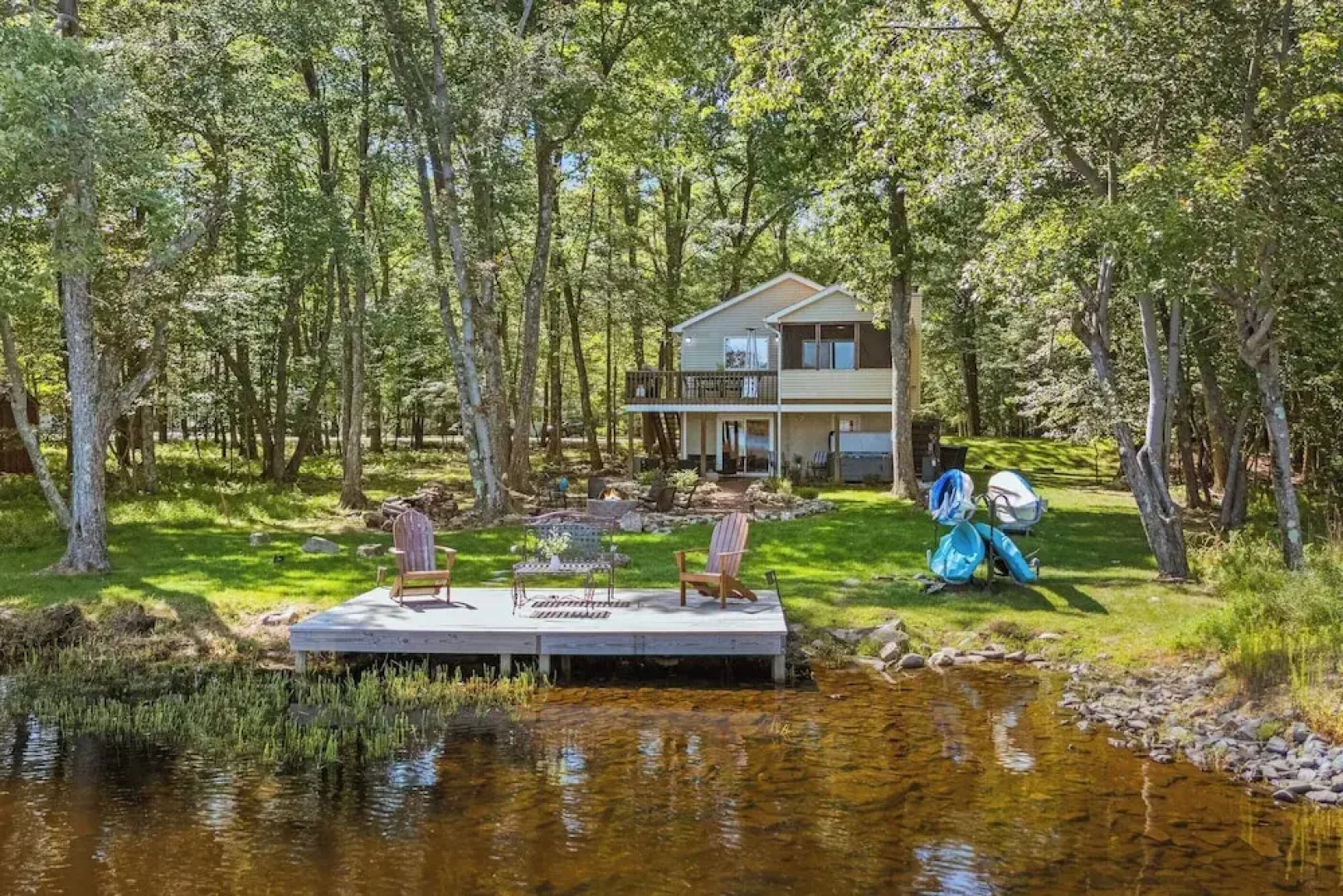 Lake Daze by Avantstay Lakefront w/ Modern Interior, Enclosed Porch & Hot Tub