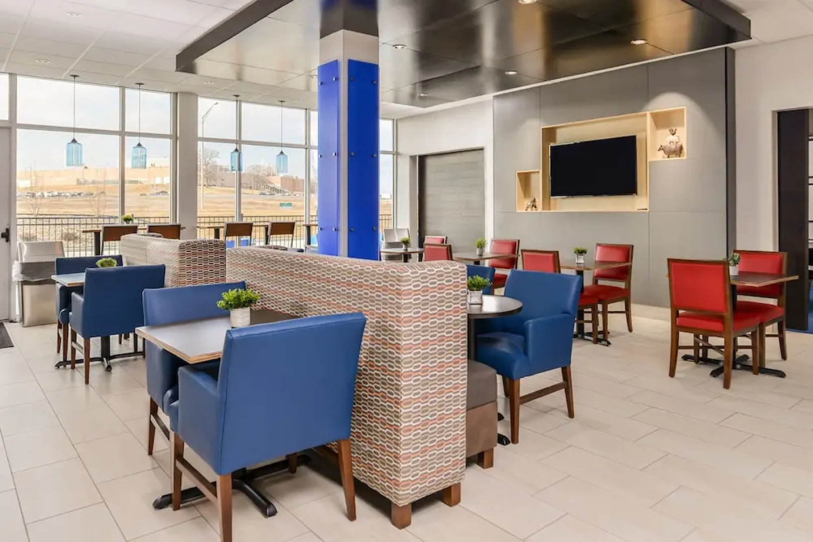 Holiday Inn Express & Suites Kansas City - Lee's Summit, an IHG Hotel