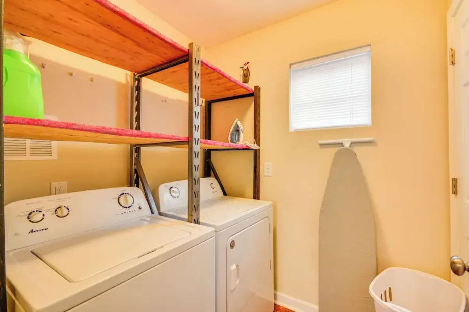 4 Mi to Hpu: Pet-friendly Home w/ Yard!