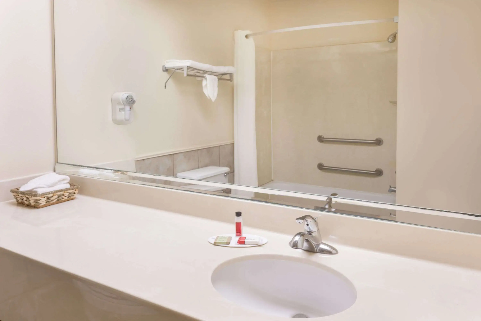 Super 8 by Wyndham Duson Lafayette West Area