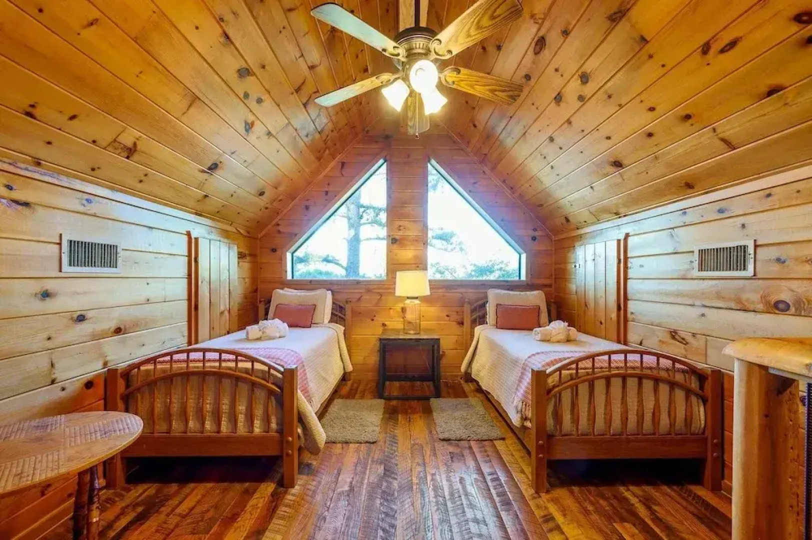 Okehi Pine Cabin With Wood Burning Fireplace and Outdoor Hot Tub by Redawning