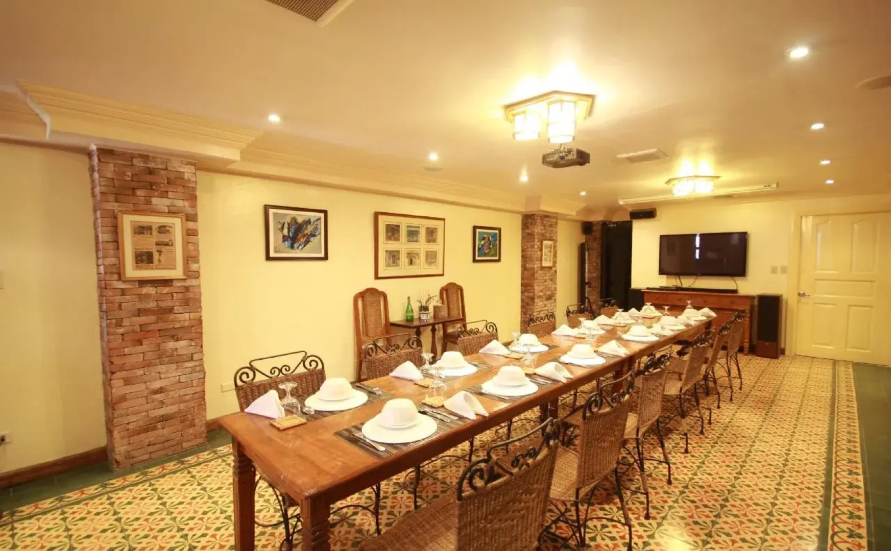 Roxas President's Inn