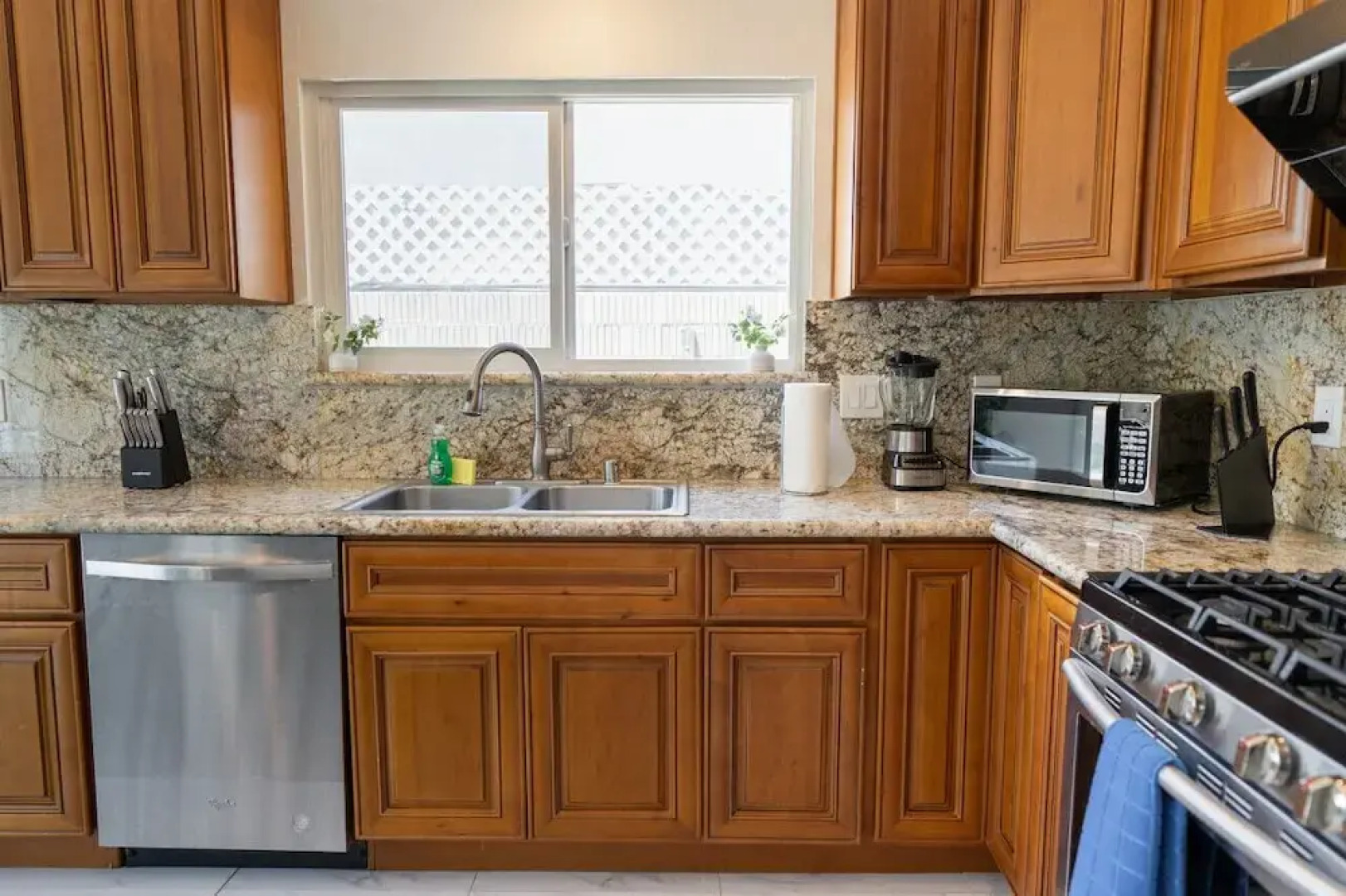 Spacious 4-bedroom Home With Large Yard AND Garage Near Knott S Berry Farm p67