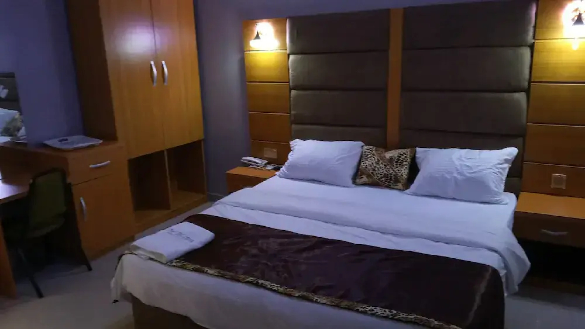 De-Bliss Gold Hotel & Suites