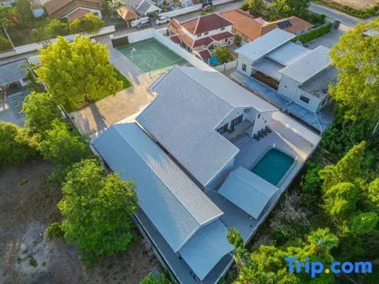 Pattaya Grand Villa 6 Bedroom 8 Bath (Private Pool, KTV, Sauna, Fitness Area)