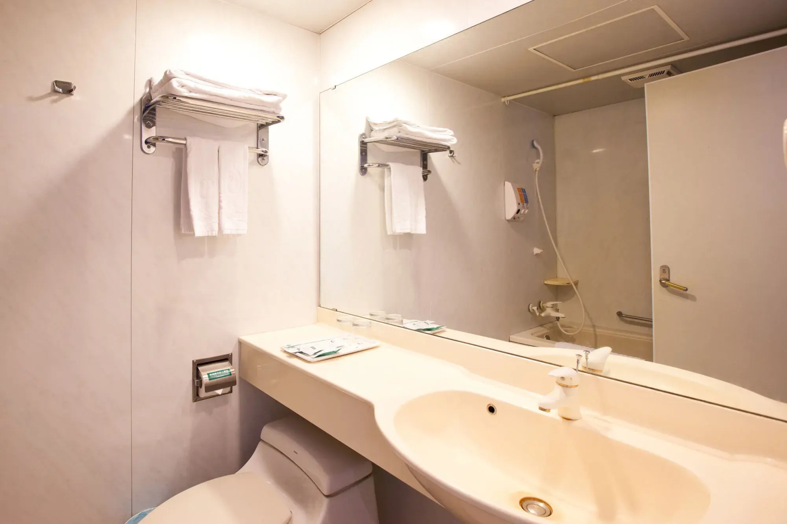 Lakeside Resort Hotel