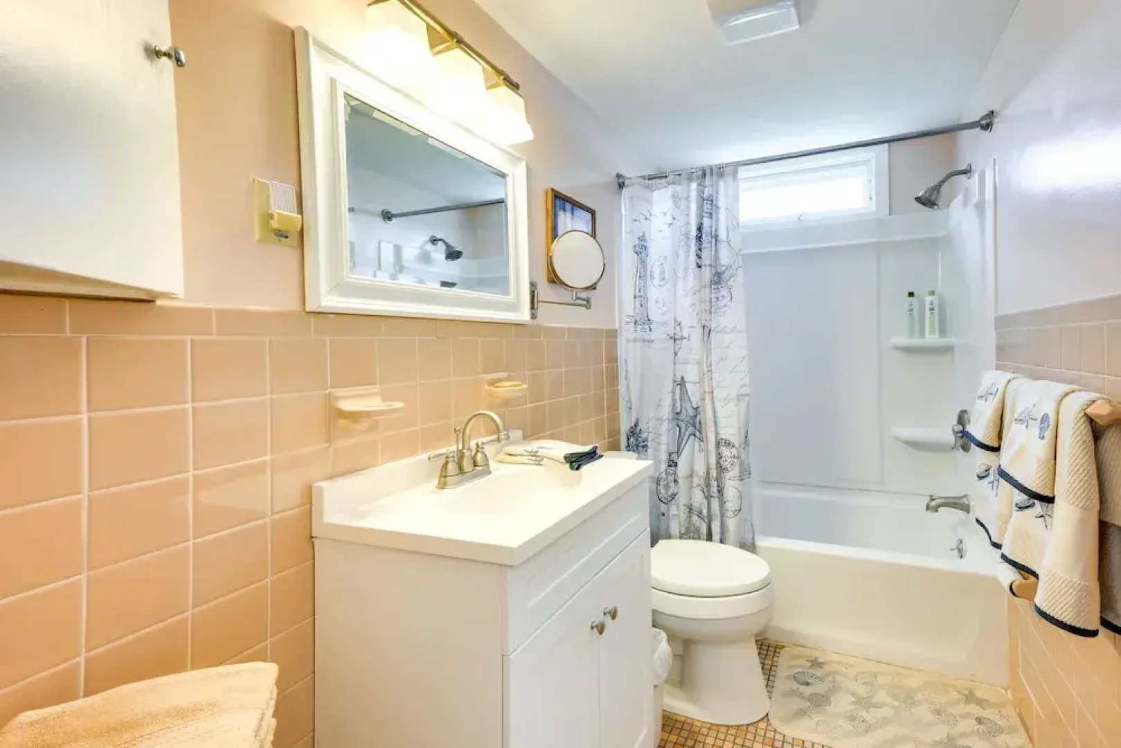 Charming Niantic Vacation Rental: Walk to Beach!