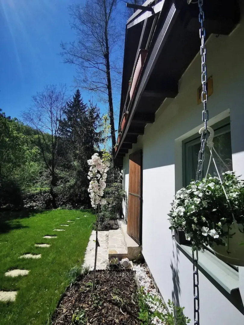 Sunny Wooden House on Creek, 30 Minutes Prague