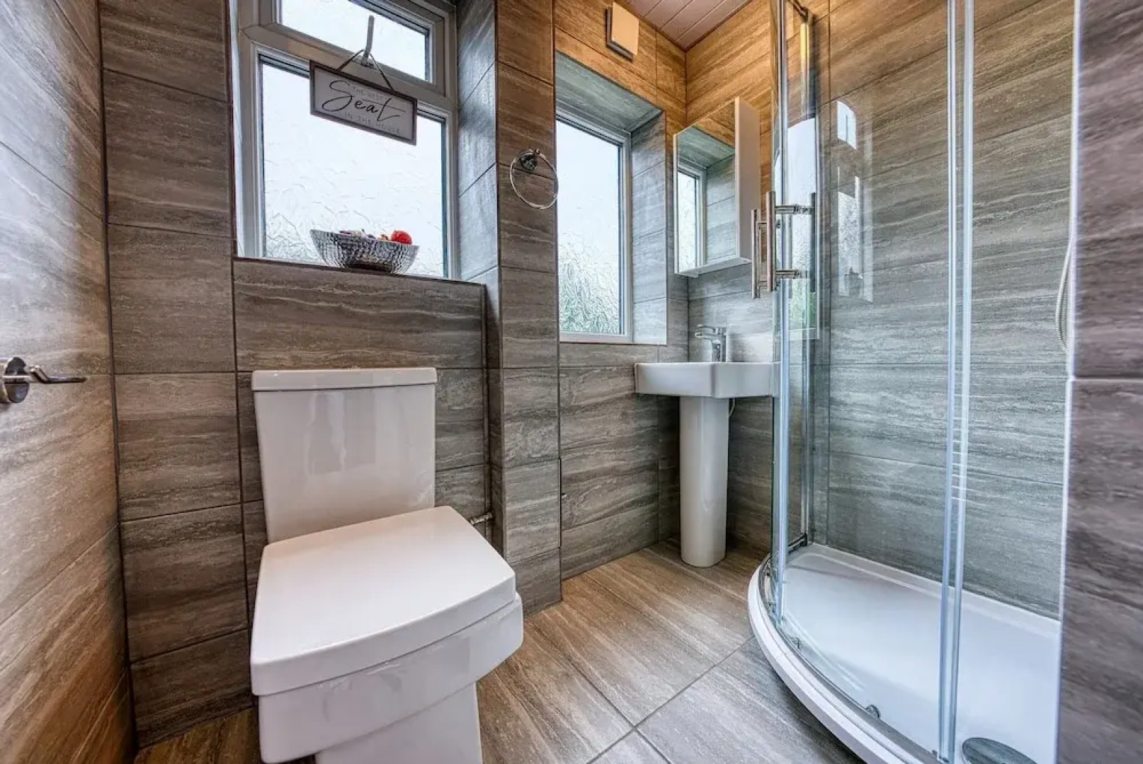 Modern 3 Bedroom 2 Bath Hse with Parking