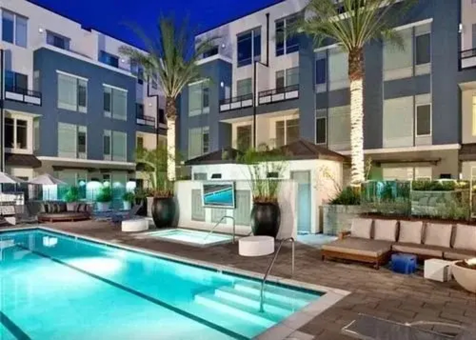 MDR Loft 1 Br condo by RedAwning