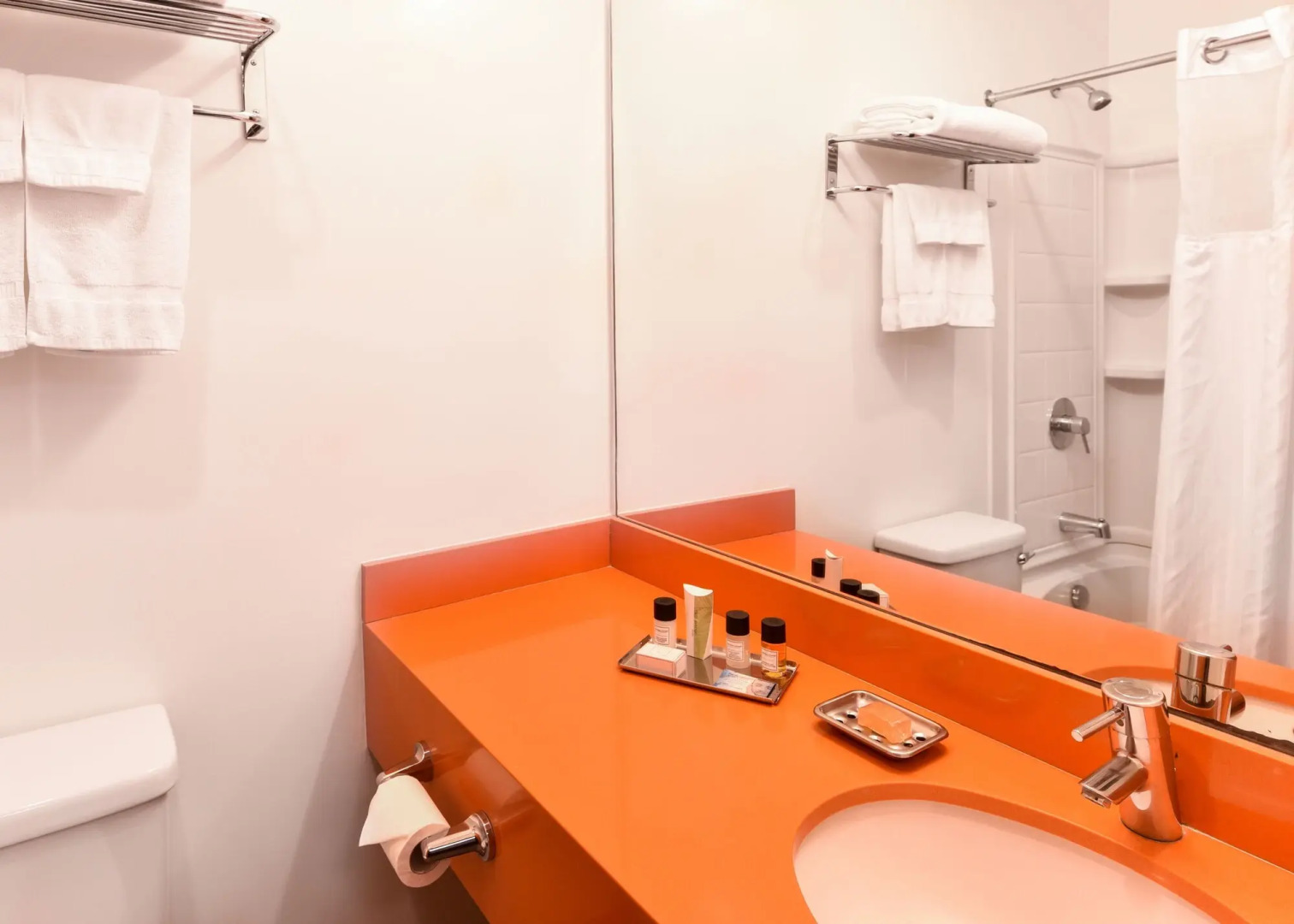 The Tangerine - A Burbank Hotel