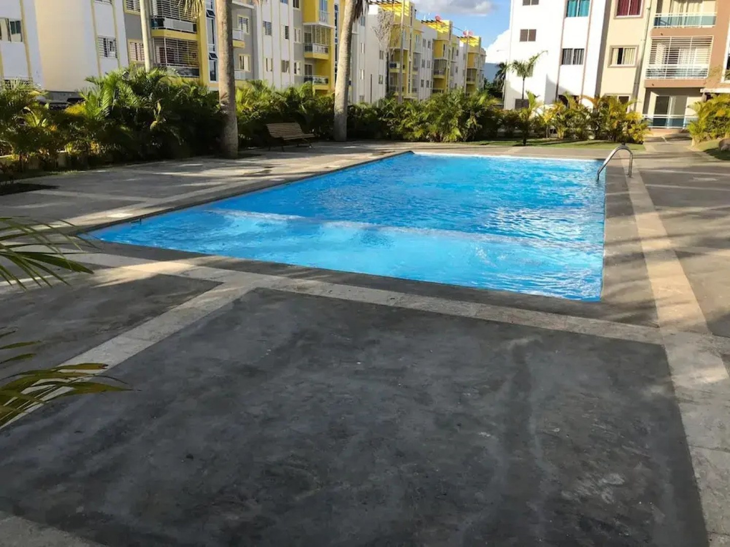 Tropical Condo BBQ Pool 5min to Airport