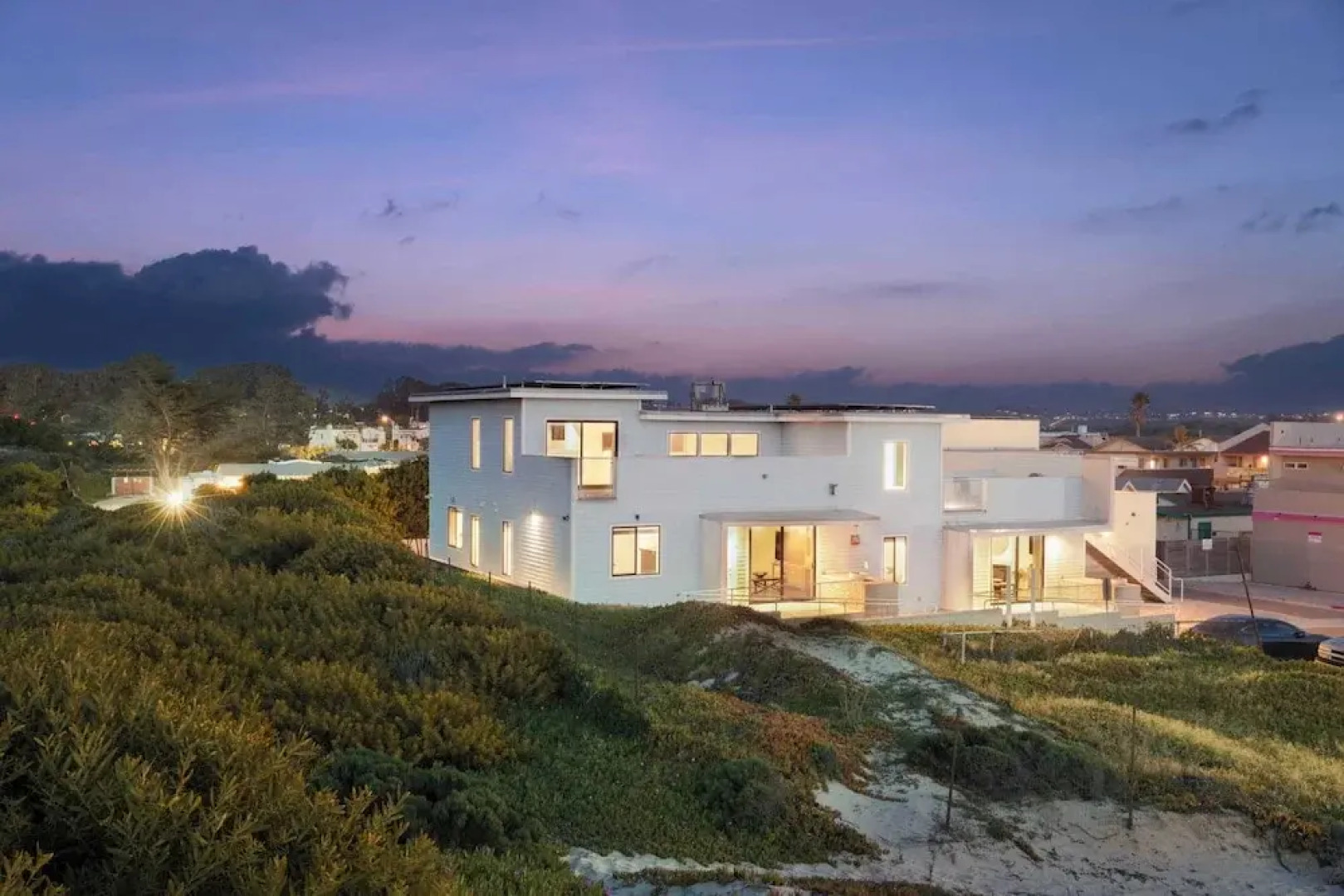 Oceanfront 2BR + Rooftop Deck, & Beach Access Strand Way B