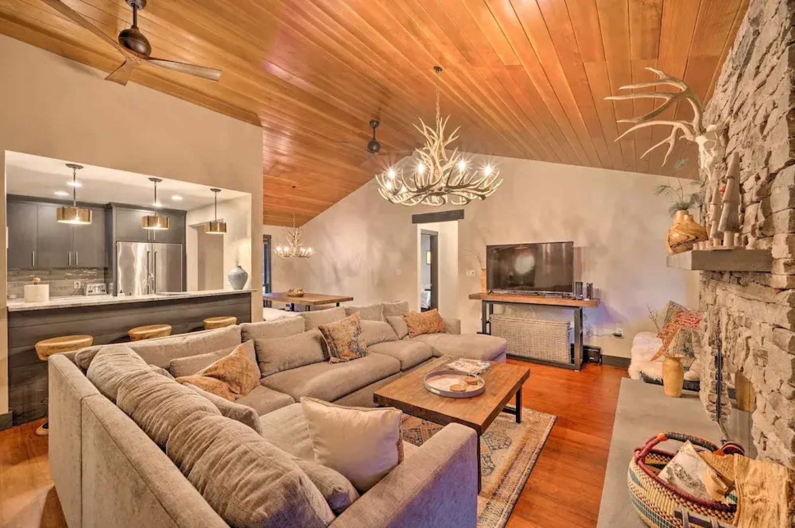 Riverfront Lincoln Condo: 1 Mi to Loon Mountain!