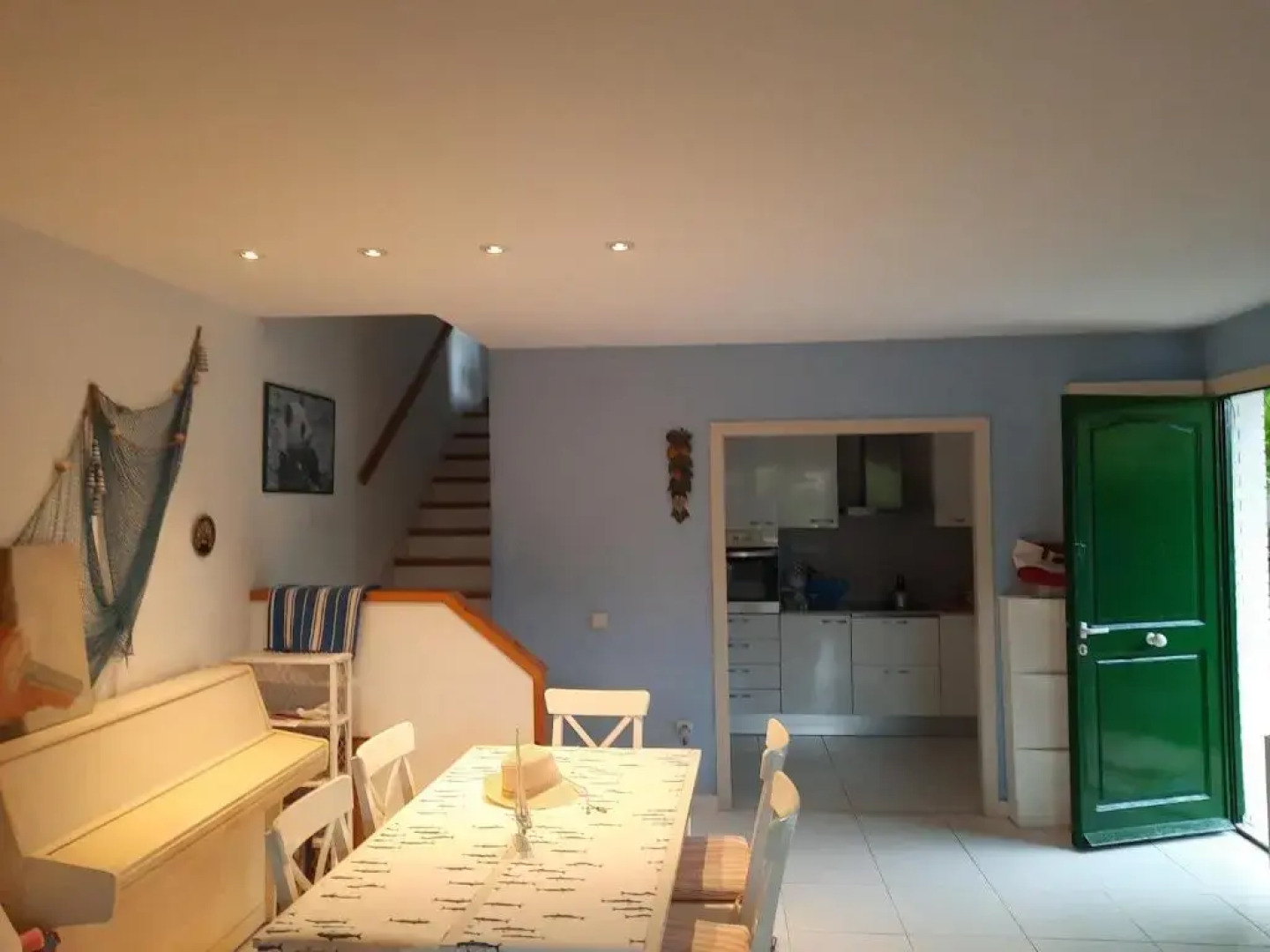 Cosy house with garden infront of the sea