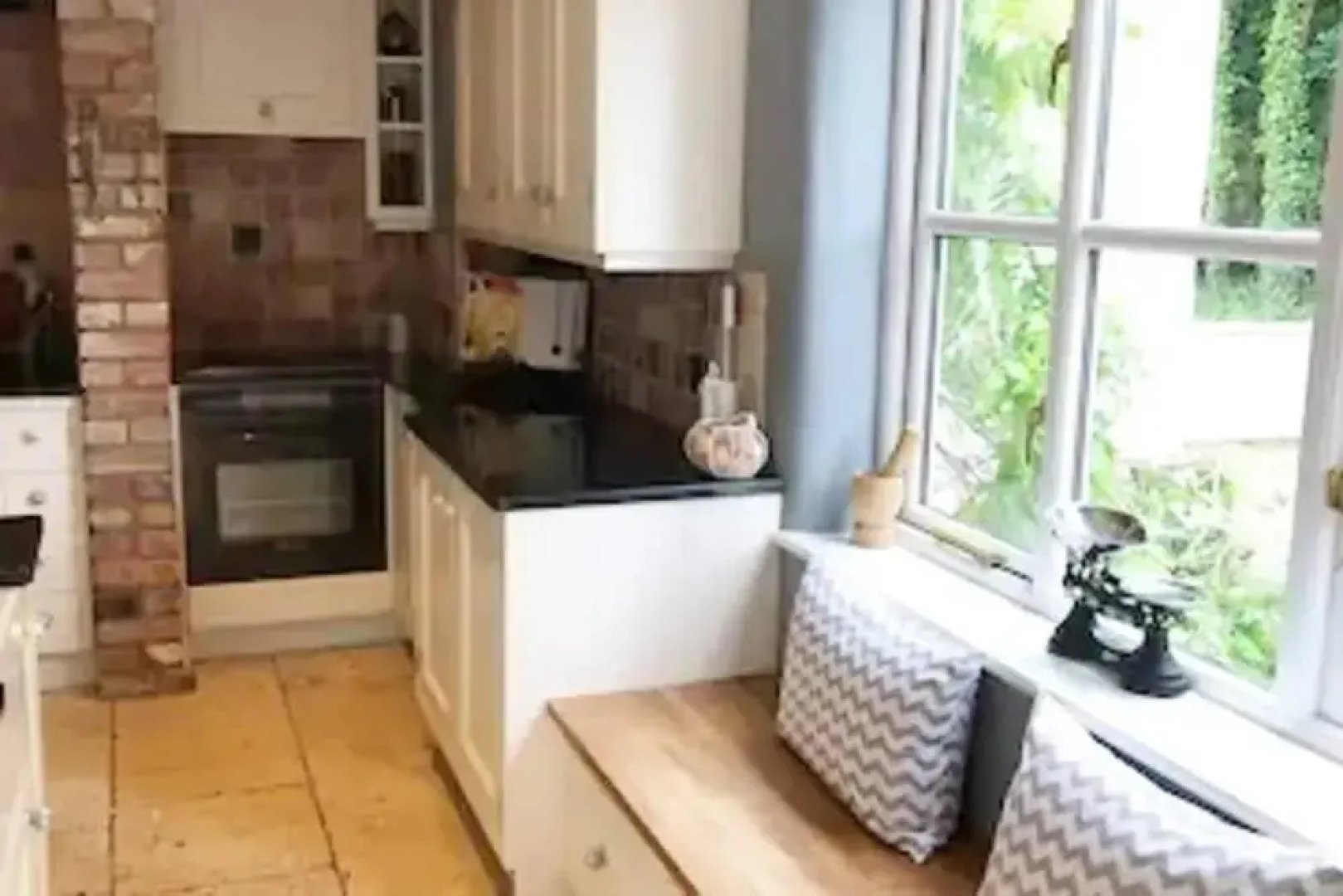 5-bed Home - Sleeps 12, Pool, Garden & Play Area