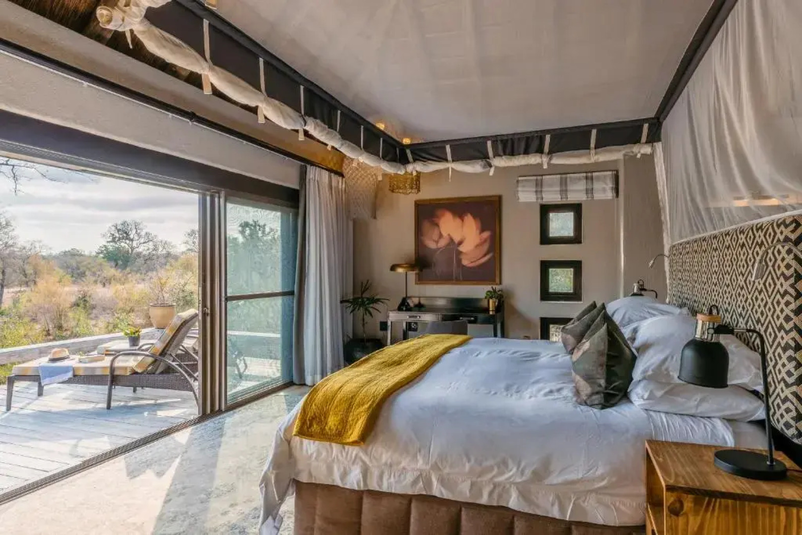 Thornybush Simbambili Lodge