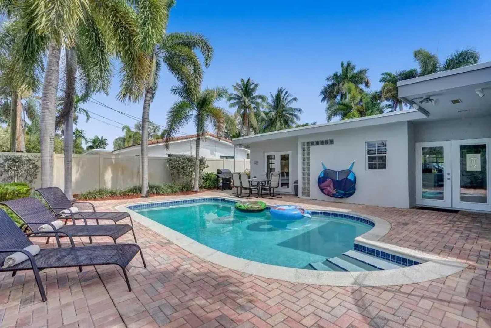 Modern 4bdr Home With Pool By The Beach