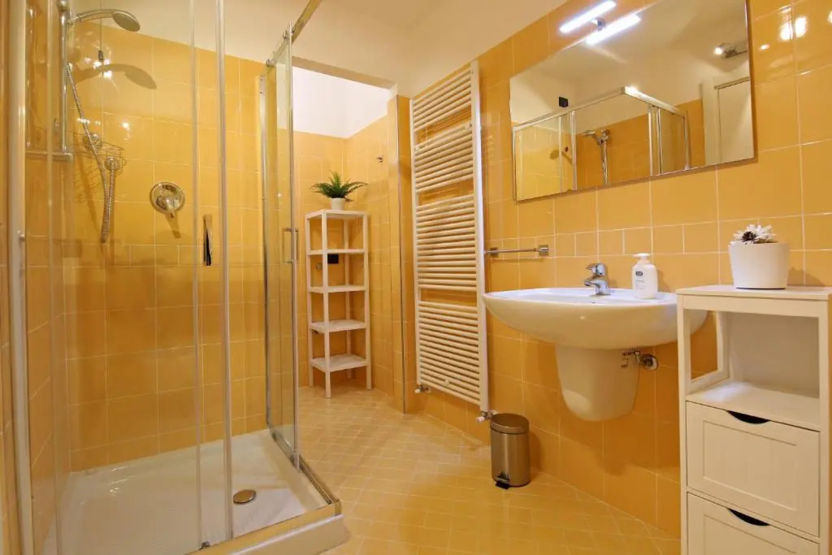 BELLAGIO DREAMS APT, pool, with private garden, near lake