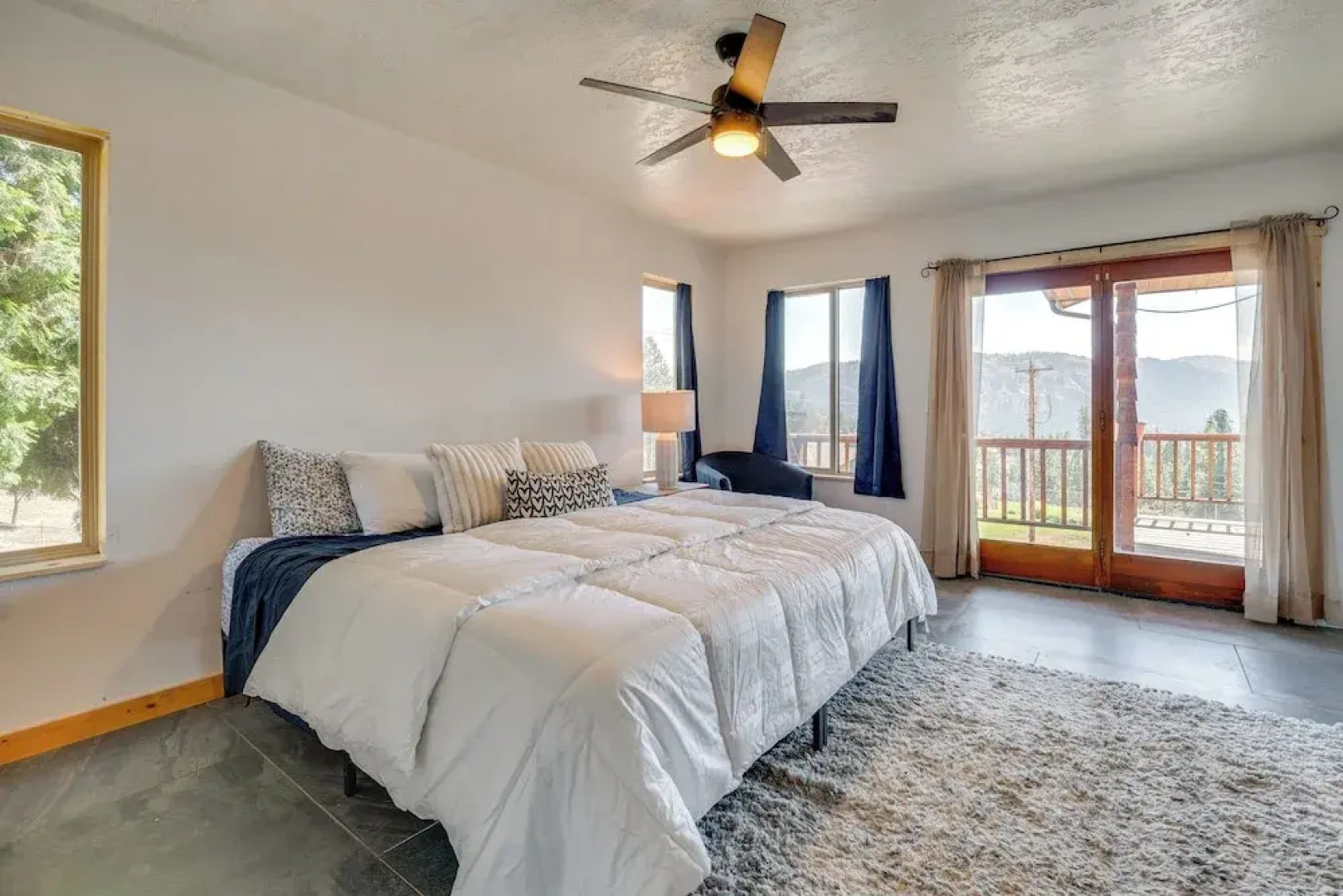 Mtn-view Getaway w/ Spacious Deck in Republic!