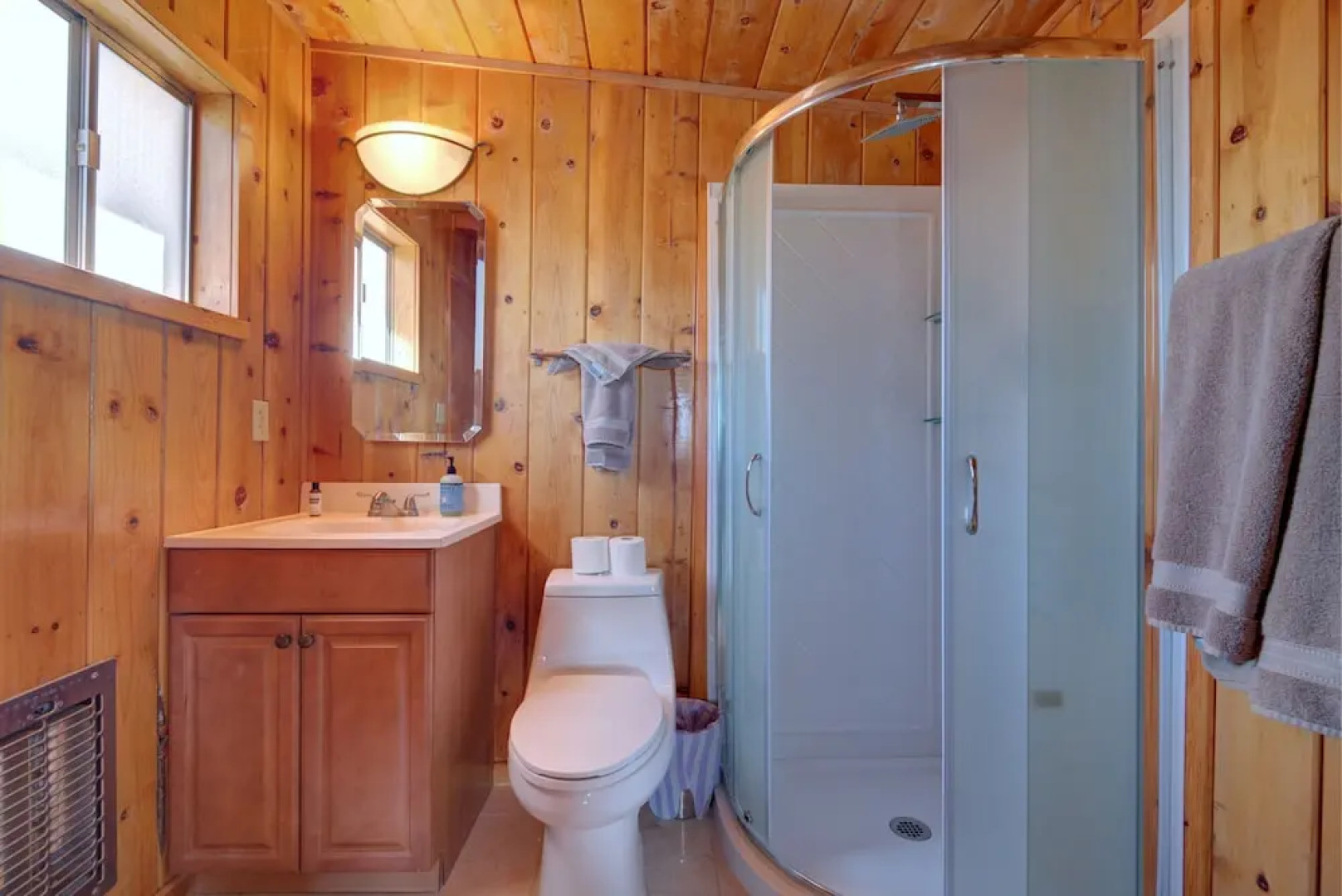 Classic 1960s Cottage on 10 Acres With Jacuzzi!