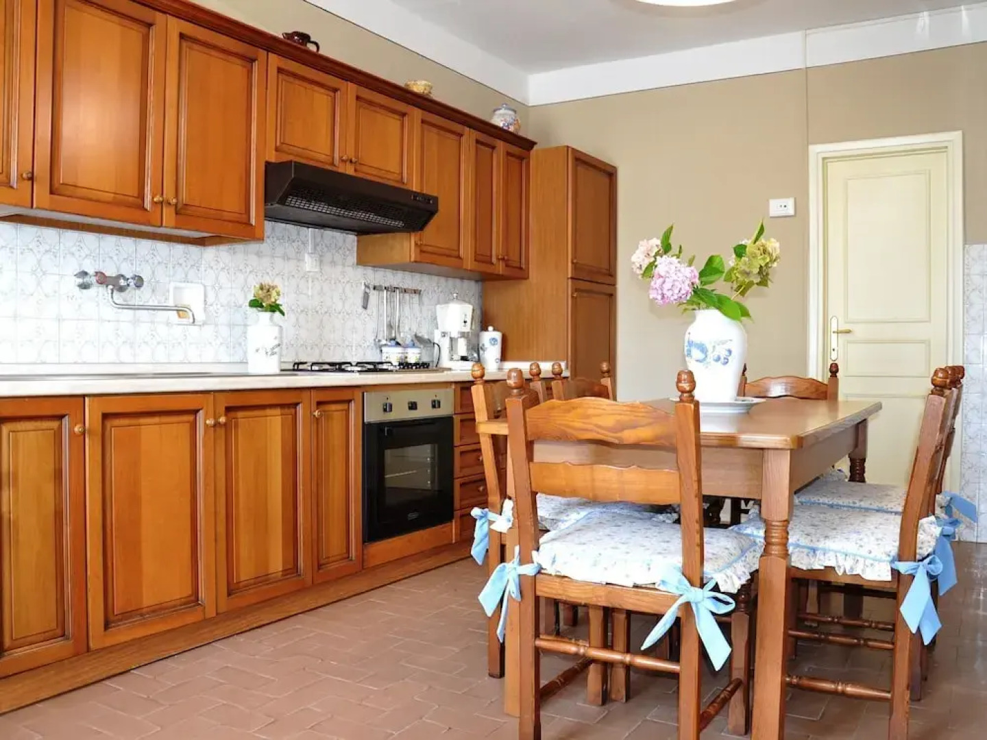 Villa in the Tuscan Hills: Relax in a Magnificent Landscape